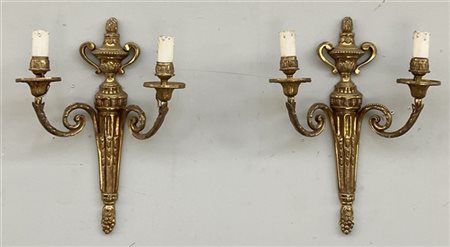 Lotto composto da due coppie di applique in bronzo di diverso decoro