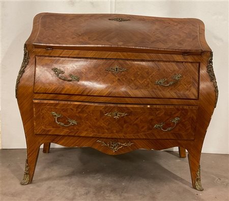 Ribalta di forma mossa e bombata lastronata e intarsiata, calatoia con cassetti