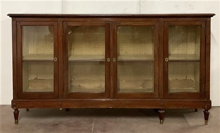 Credenza in noce a quattro ante, fascia inferiore decorata a fiori e con piedi