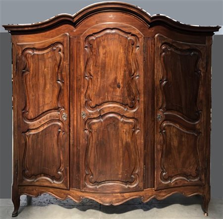 Armadio in noce a tre ante riquadrate in stile settecentesco, fasce e gambe sag