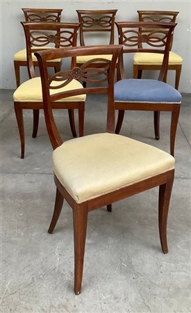 Gruppo di sei sedie in legno intagliato con schienale a giorno e gambe a sciabo