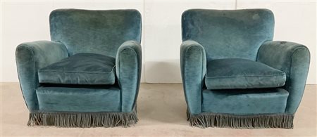 Coppia di poltrone imbottite rivestite in velluto blu. Esecuzione italiana, ann