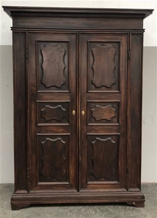 Armadio a due ante con fianchi bugnati e piedi a mensola (165x 240x55) (difetti