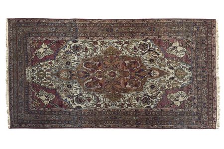 Tappeto Kirman, Persia, inizio secolo XX. Decoro con grande medaglione ornato d