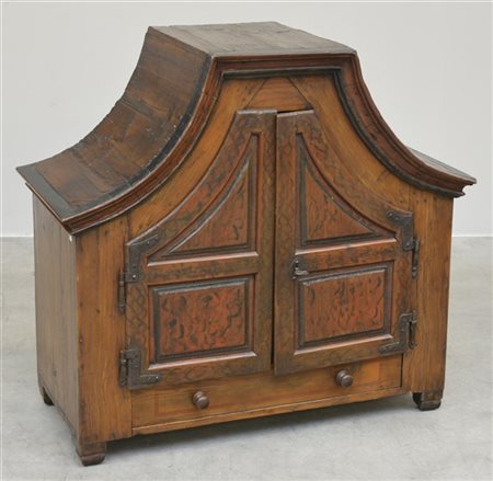 Stipo a due sportelli pannelati e decorati, un cassetto e cerniere a vista in f