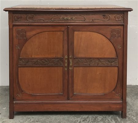 Commode liberty ad un cassetto sottopiano e due ante con decori a rami e fiori