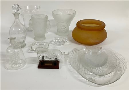 Cartone contenente numerosi oggetti in vetro (difetti, rotture e mancanze)