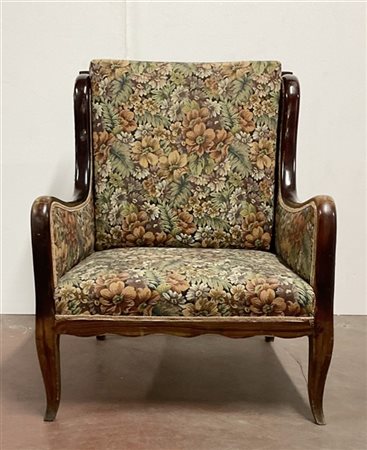 Poltrona in legno massello rivestita in tessuto a fiori. Italia, anni '40. (cm