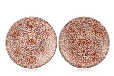 Coppia di piatti in porcellana bianca decorati a motivi floreali color rosso ru