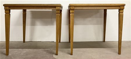 Gruppo di quattro tavolini da gioco in legno chiaro con gambe rastremate e scan