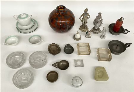 Cartone contenente numerosi oggetti diversi