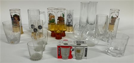 Lotto di numerosi bicchieri di forme e decori diversi in vetro (difetti)