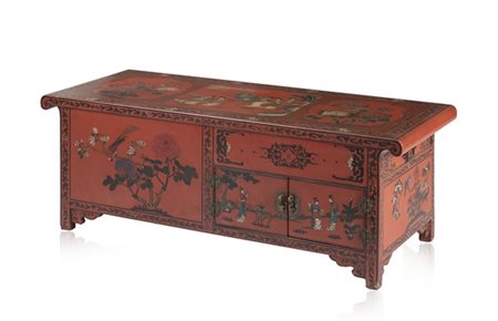 Mobiletto da appoggio da centro in legno laccato a fondo rosso e decorato in po