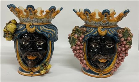 Manifattura di Caltagirone. Coppia di vasi a teste di moro in ceramica dipinta