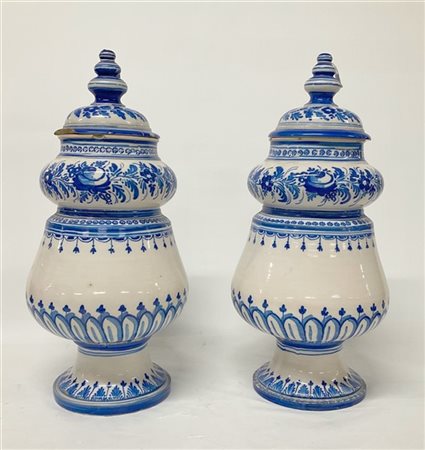 Coppia di vasi in ceramica di forma mossa decorati nei toni del blu a fiori e v