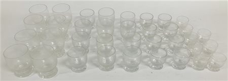 Parte di servizio di bicchieri in nvetro molato composto da diciotto bicchieri,