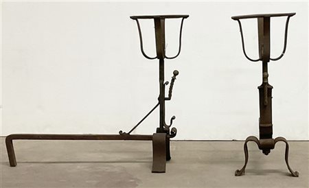 Coppia di antichi alari in ferro battuto decorati con pomoli in ottone (cm 65x3