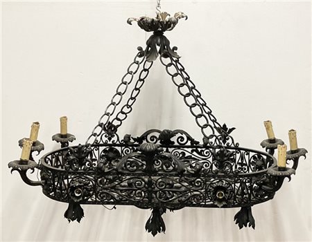 Grande lampadario in fero battuto e verniciato nero a quattordici luci riccamen