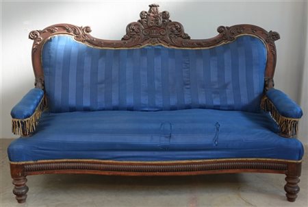 Divano a tre posti in noce con schienale sagomato e intagliato a motivi floreal