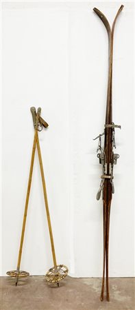 Lotto composto da un paio di sci ed un paio di racchette da neve in legno. Anni