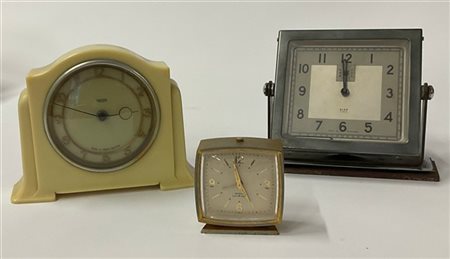 Lotto di tre orologi da scrivania di forme e dimensioni differenti (difetti)