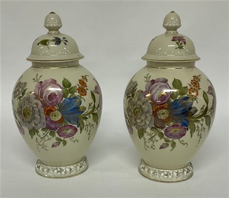 Manifattura di Rosenthal. Coppia di vasi in porcellana con coperchi decorati in