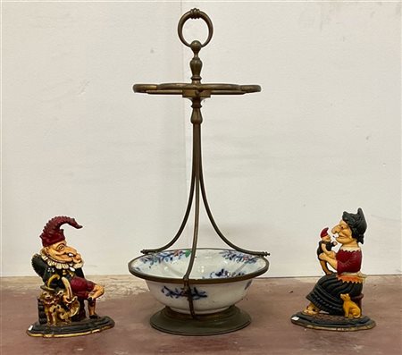 Lotto composto da un portaombrelli con vasca in ceramica e due fermaporte in gh