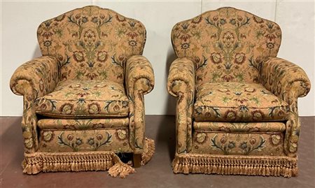 Coppia di poltrone con schienale sagomato rivestito in tessuto a fiori (difetti