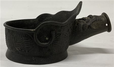 Scaldino in bronzo con profilo mosso e decori in rilievo, mancante del manico.