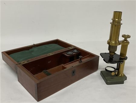Microscopio con custodia in legno e accessori. Ultimo quarto secolo XIX (difett