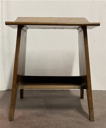 Sgabello in legno massello. Esecuzione italiana, anni 50 (lievi difetti)