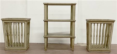 Lotto composto da due gettacarte e un piccolo etagere in legno laccato (difetti