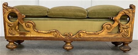 Panchetta da muro in legno intagliato e dorato a volute. Seduta imbottita e riv
