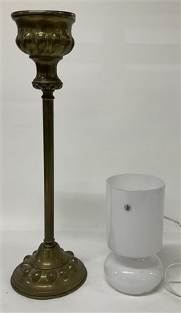 Lotto composto da un posacenere da terra in metallo dorato ed una lampada in ve
