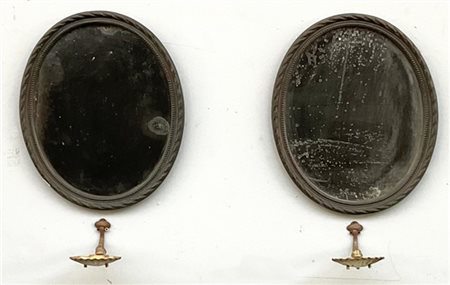 Lotto composto da due portasapone in bronzo a forma di delfini e due specchiere