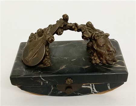 Tampone asciuga inchiostro in marmo con impugnatura in bronzo raffigurante alle