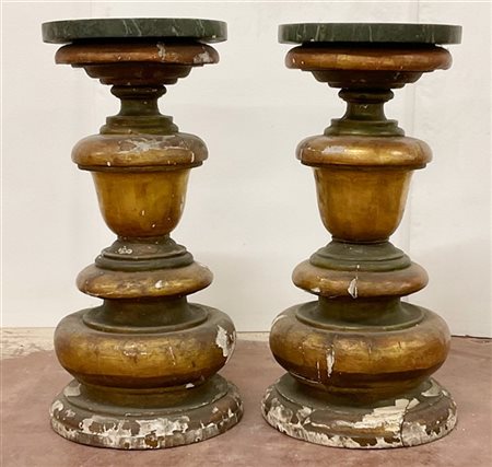 Coppia di basi portavaso in legno tornito e dorato con piani laccati a finto ma