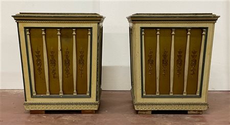 Coppia di portaombrelli in legno intagliato e laccato decorato a montanti e fre