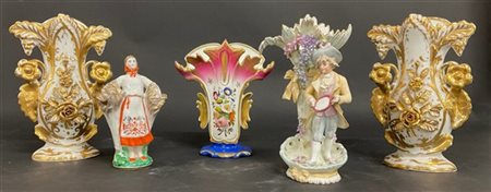 Manifatture differenti, lotto di cinque vasetti in porcellana policroma con fig