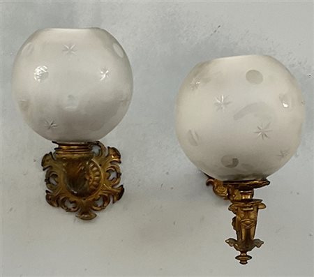 Lotto composto da due applique diverse in bronzo con coprilampada decorato a mo