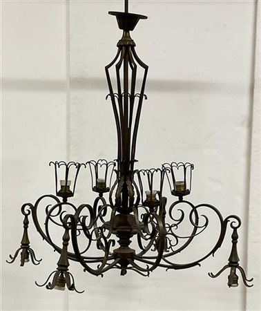 Lampada a sospensione in ferro battuto a otto luci disposte su due ordini. Mila