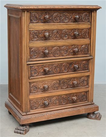 Settimanale con un anta e tre cassetti intagliati a motivi rinascimentali. Fine