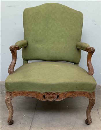 Poltrona intagliata con seduta e schienale rivestiti in tessuto verde. Lombardi