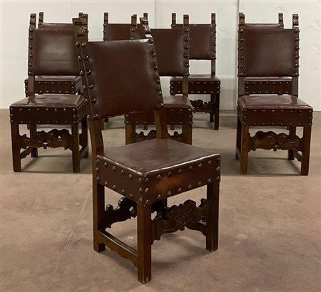 Gruppo di otto sedie in stile rinascimentale con seduta e schienale in pelle bo