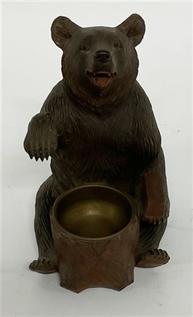 Porta sigarette intagliato in foggia di orso, occhi in pasta vitrea. Foresta Ne