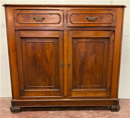 Credenza intagliata a due cassetti e due ante riquadrate. Secolo XIX (cm 145x13