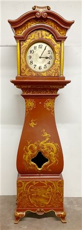 Pendola a torre di forma sagomata in legno laccato a fondo rosso decorata a cin