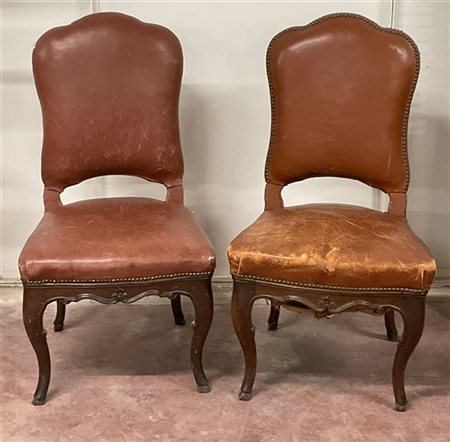 Coppia di sedie in noce con schienale e fasce mosse intagliate. Secolo XVIII (d