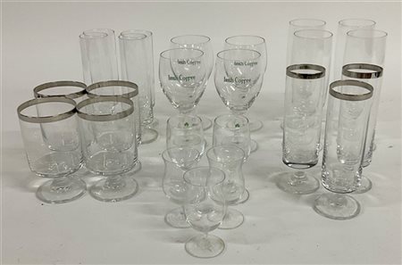 Lotto composto da numerosi bicchieri a calice in vetro e cristallo di forma div