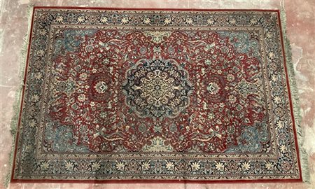 Tappeto Isphan, Persia, secolo XX. Decoro con grande medaglione su fondo rosso